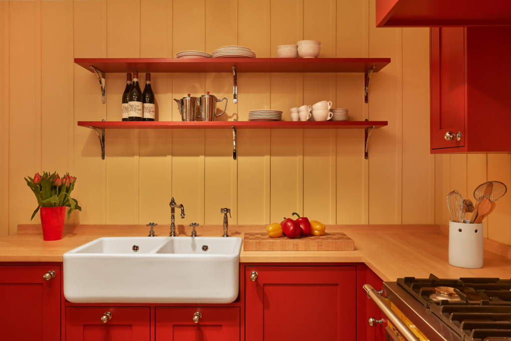 Exklusive rote Massivholz-Küche im traditionellen, zeitlosen Design. Hochwertige Verarbeitung und erstklassige Materialien für die anspruchsvolle Schweizer Küchenlandschaft. Ideal für langlebigen, luxuriösen Küchengenuss.